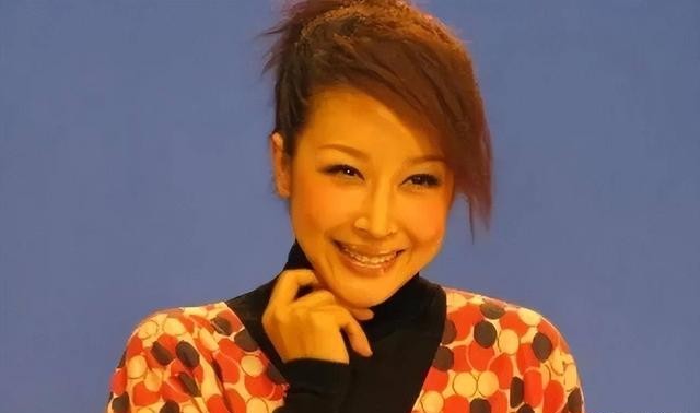 “内地刘銮雄”：年轻用30亿身家围猎女星，如今成老赖泪洒直播间