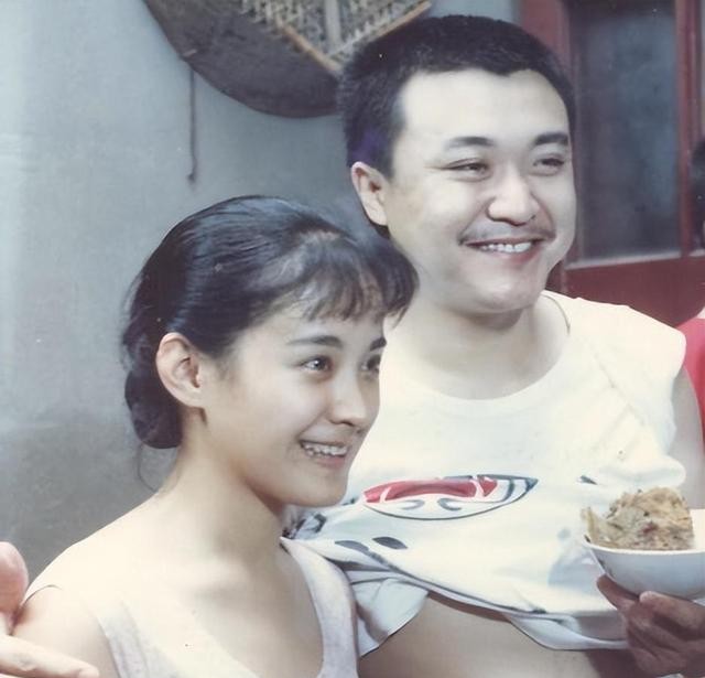 嫁大13岁名导被捧红，丈夫病逝后不愿再演戏，今55岁未婚无子嗣