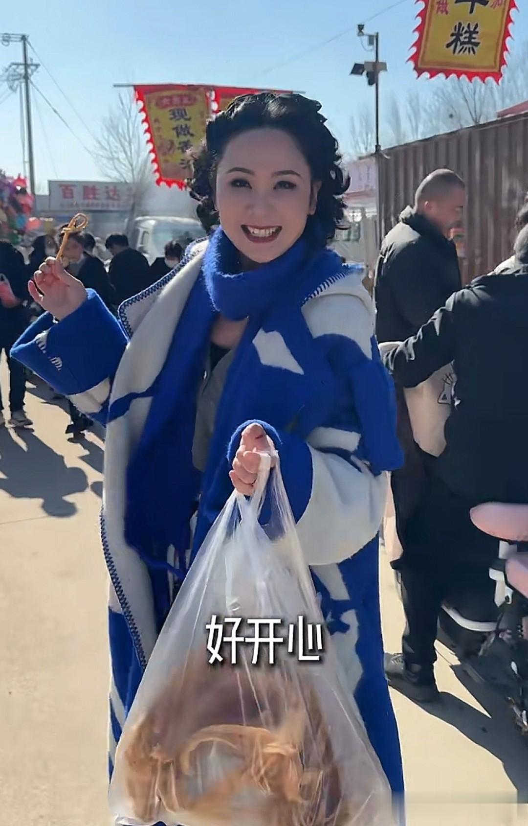 郭晓冬老婆赶山东大集，买3元焦米棍当零食，47岁第一次吃烤鸡腿