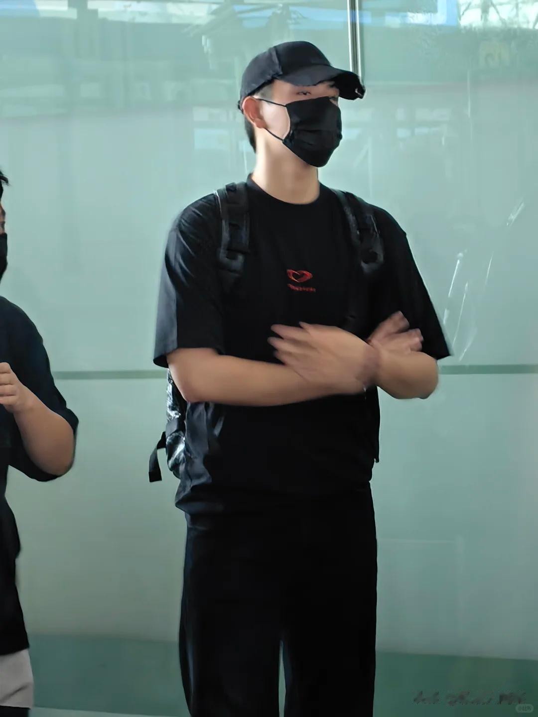 陈凯歌儿子露面,被上百人贴身围观遭白眼,网友:像动物园的猴子