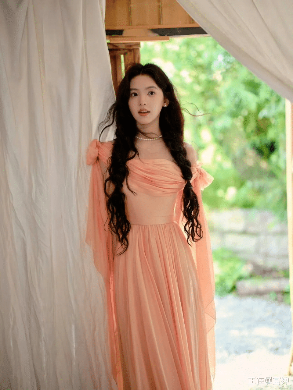 章若楠芭莎红毯：橘子汽水般的清甜与惊艳