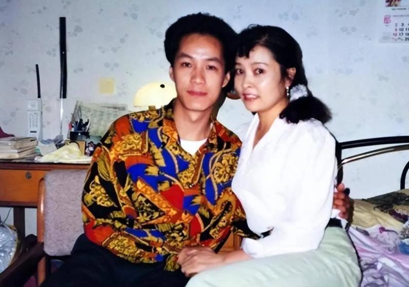 63岁冯远征带71岁妻子回老家，两人牵手逛景点，梁丹妮短发好利落