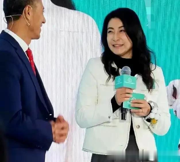 郭晶晶不愧是豪门阔太!穿白色小香风+灰色百褶裙,优雅又贵气!