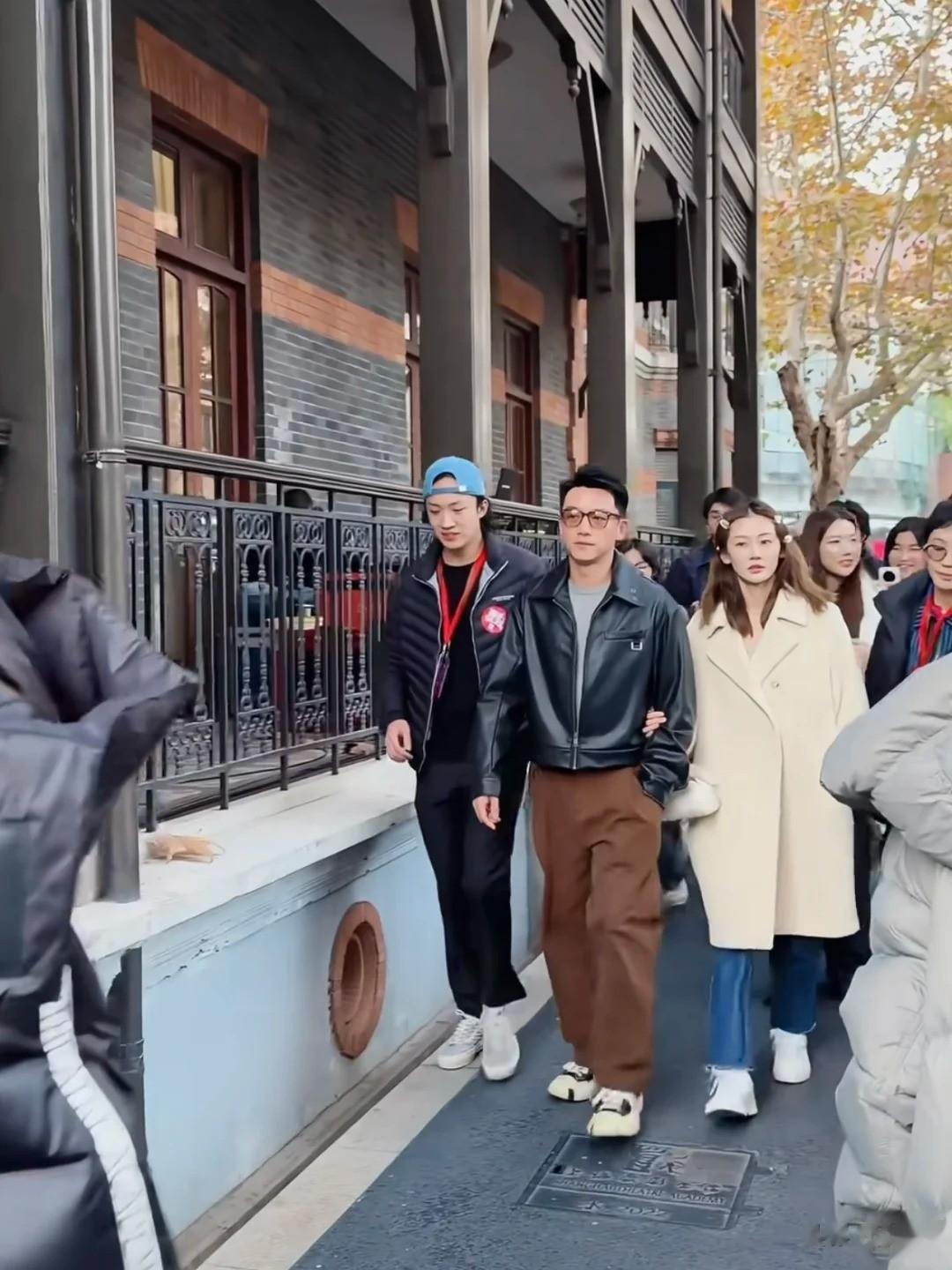 上戏80周年校庆，陈赫挽着杜江的胳膊走路，一脸娇羞，网友：好娘