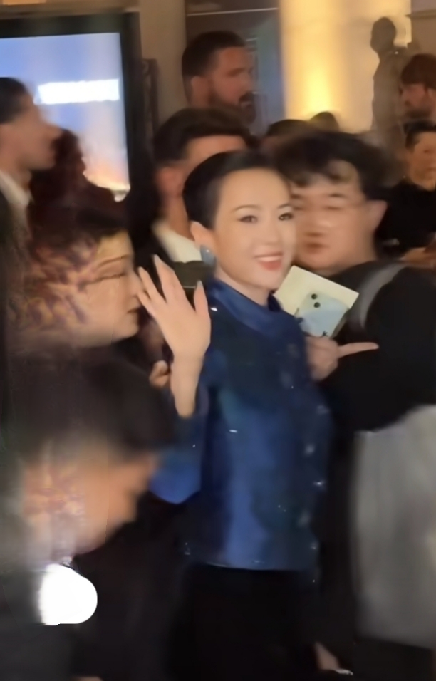 章子怡亮相米兰时装周,蓝色渐变刺绣外套搭盘发,美出新高度