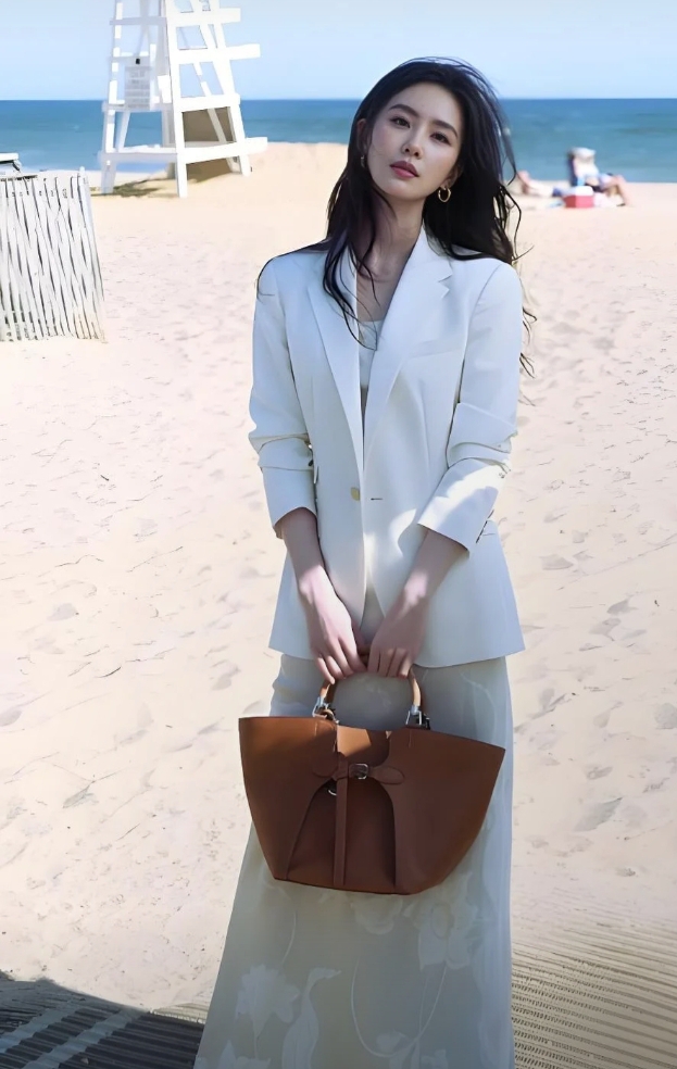 刘诗诗不愧是行走的衣架子，什么样的衣服她都能轻松驾驭美到失语