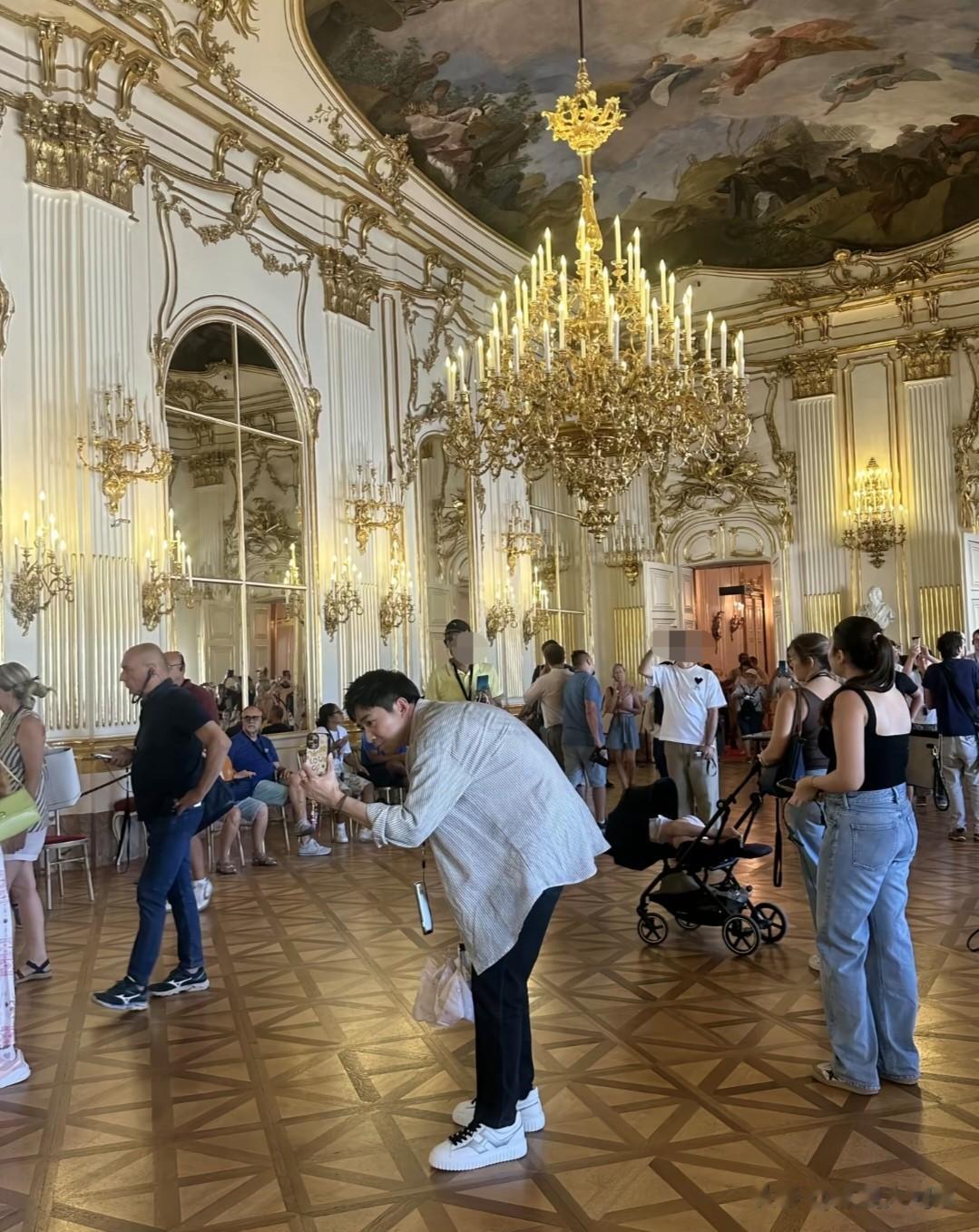 偶遇俞灏明夫妻度蜜月！胳膊上疤痕抢镜，王晓晨膀大腰圆孕味重