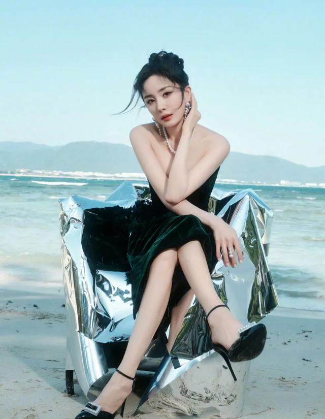 杨幂墨绿色抹胸礼服裙灵动柔美