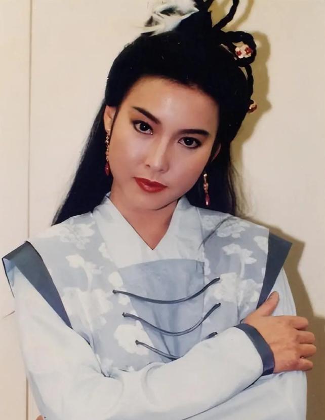 吃里扒外！她曾是TVB一姐，定居加拿大22年后，抱怨国外不如国内