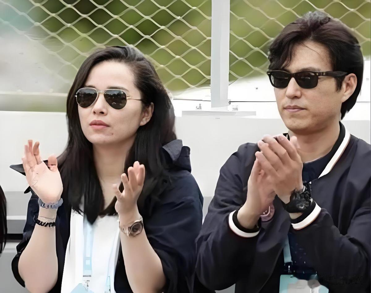 她26岁成了双料影后，嫁给靳东后，高龄生子被丈夫宠成手中宝