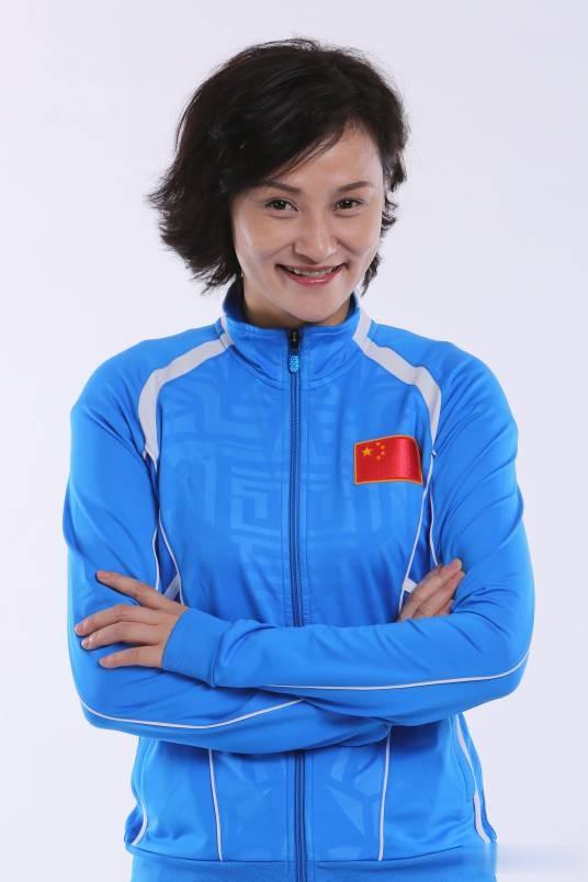 郭晶晶章泽天出席香港科学晚宴，同是豪门阔太，却都不忘自我发展