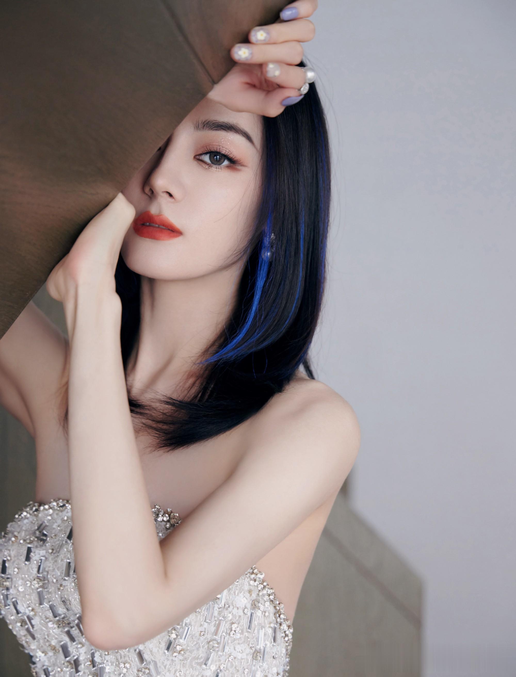 迪丽热巴亮片露背裙配蓝发！性感与酷飒的天花板碰撞