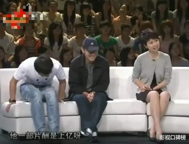 李连杰现身4S店,精神状态不错,有网友称:看着跟个老太太一样