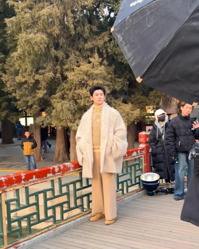 杨旭文拍摄被偶遇,身穿羊羔毛外套,第一眼竟然有大姨的既视感