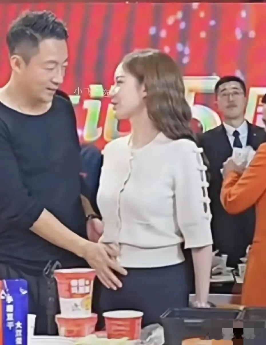 马筱梅挺七月孕妇现身三里屯，咖啡零食不离手，脸也圆润一圈