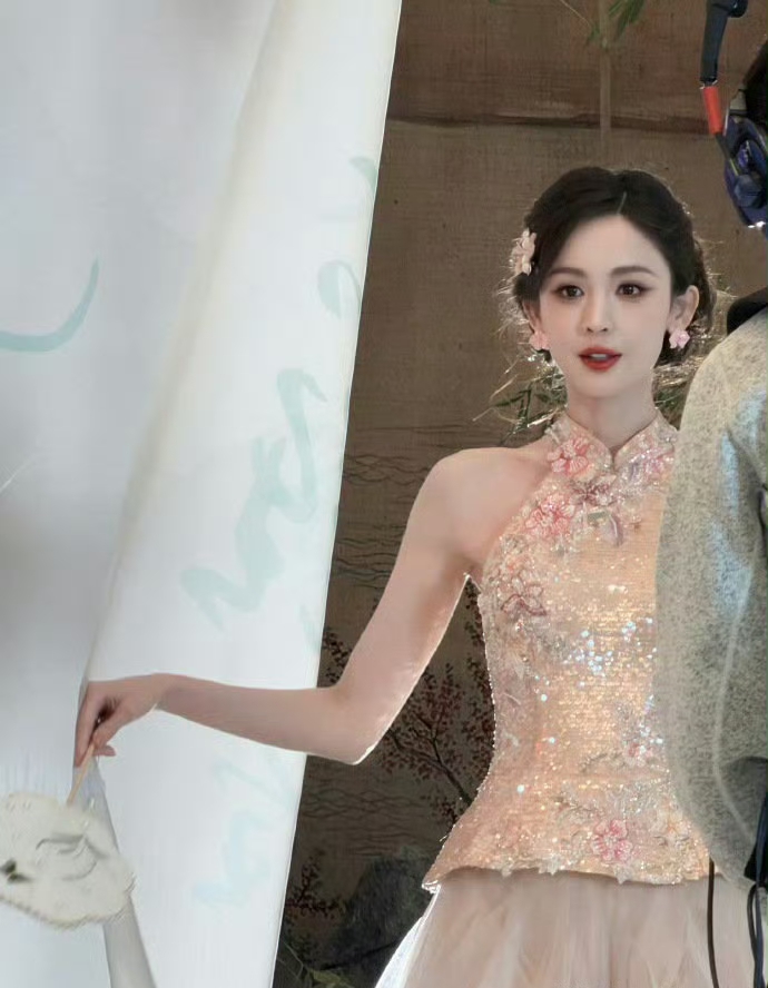 真国色天香！娜扎出席活动，穿粉色中式挂脖长裙，直接美到心巴上