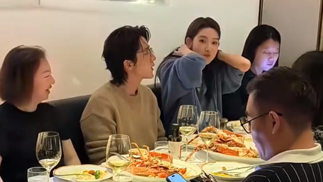 张新成带父母与王玉雯聚餐，挨着王姐坐歪头看她手机，家属感十足