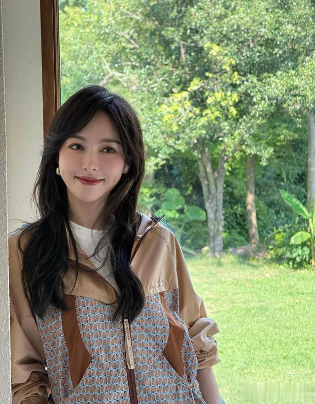 唐嫣复工状态曝光：脸肿成发面馒头不敢认，浓妆也遮不住一脸疲惫