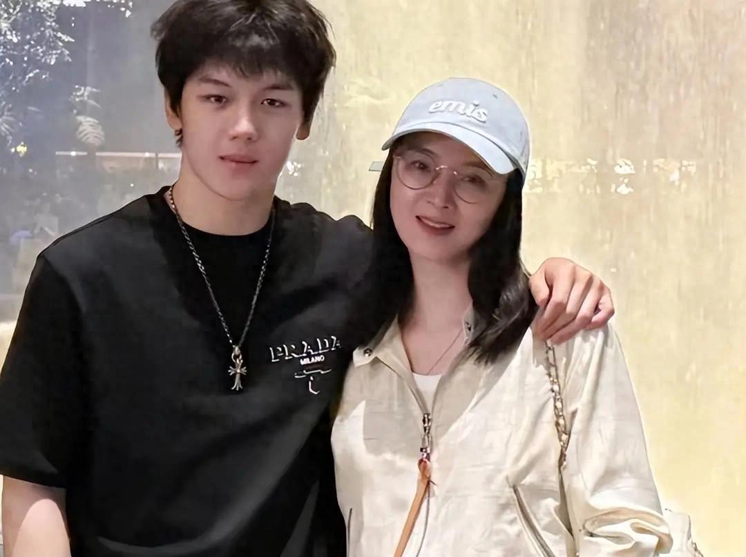 王艳晒儿子近照