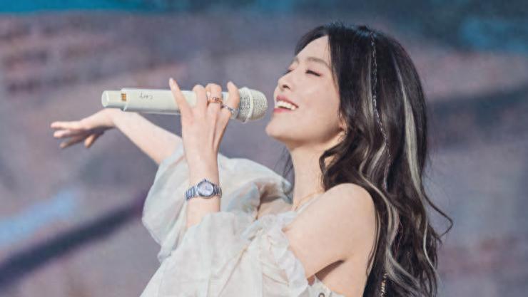 娱乐圈太现实，曾经的女神级“白月光”，竟给陈昊宇当“配角”