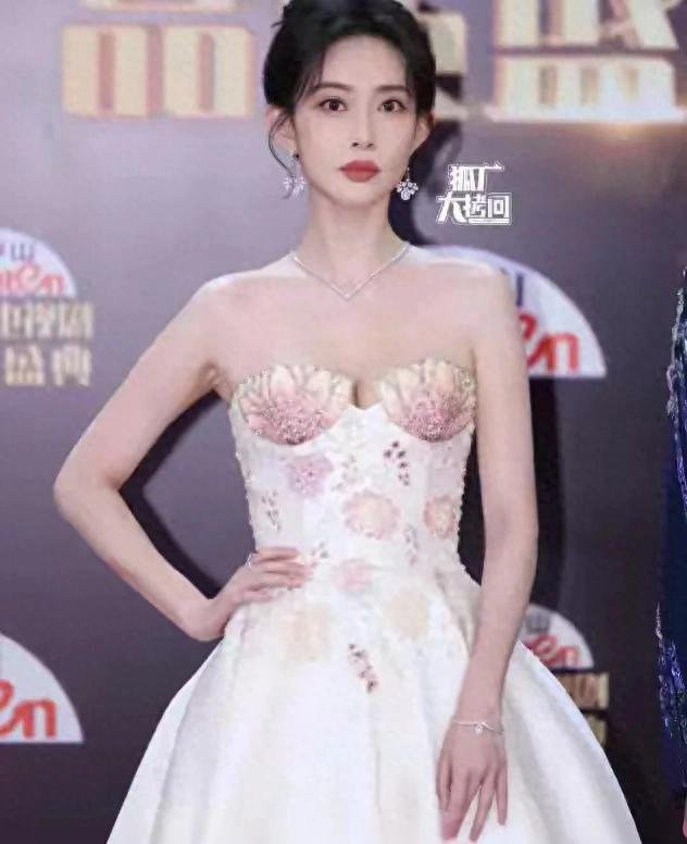 上海这夜，妖艳四射的梅婷和佟丽娅，败给了全“裹”出镜的刘亦菲