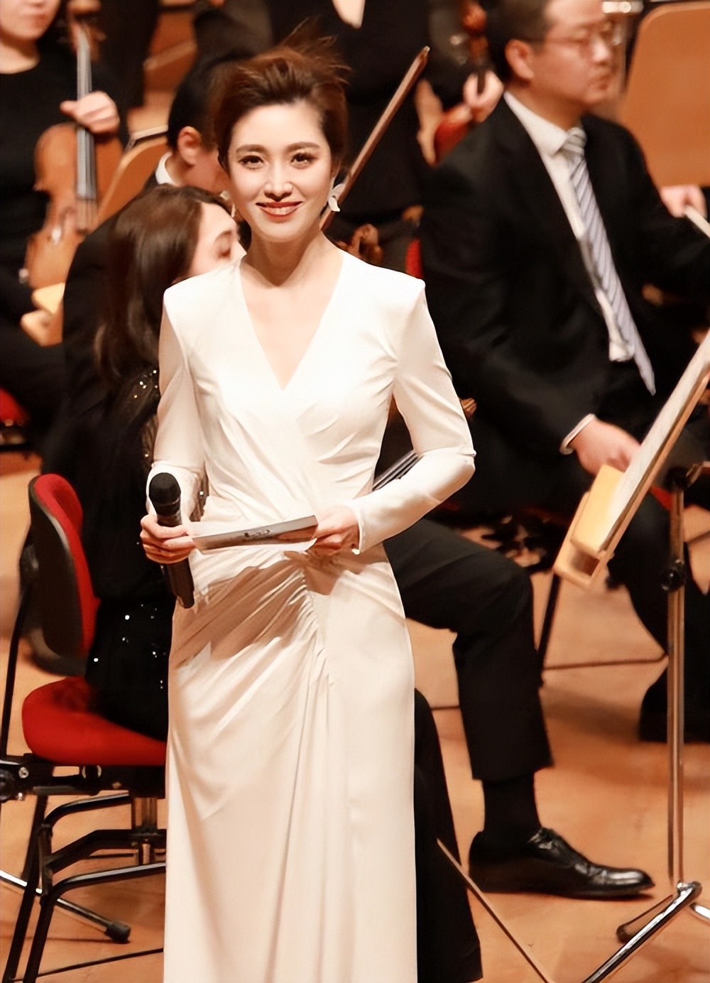 上海主持人何卿：曾是前国脚女友，低调嫁人后，9岁女儿为她争光