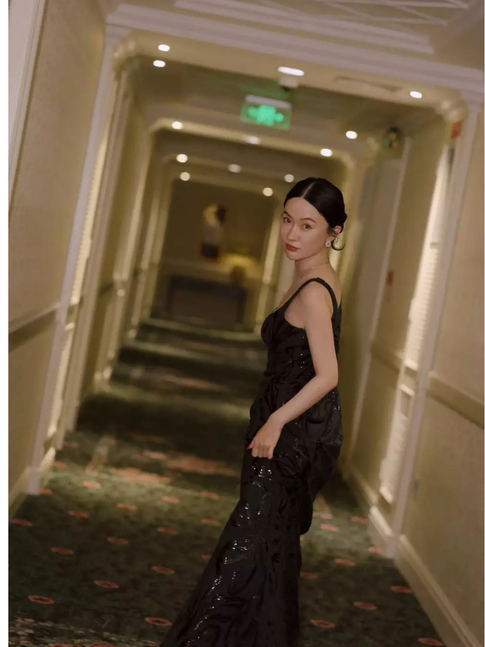 45岁霍思燕黑吊带裙封神,回眸甜笑赢麻红毯