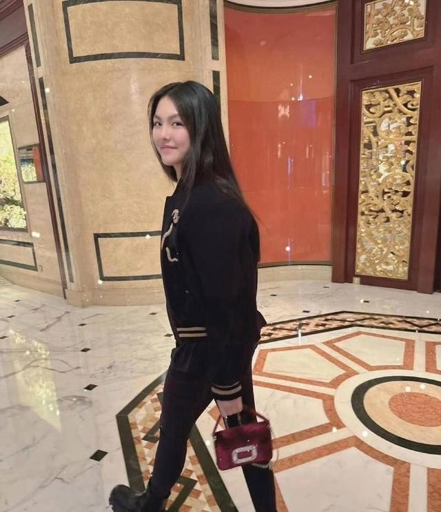 王诗龄回国后在宴会上惊艳到大家！真成财阀千金了，骨子里的优雅