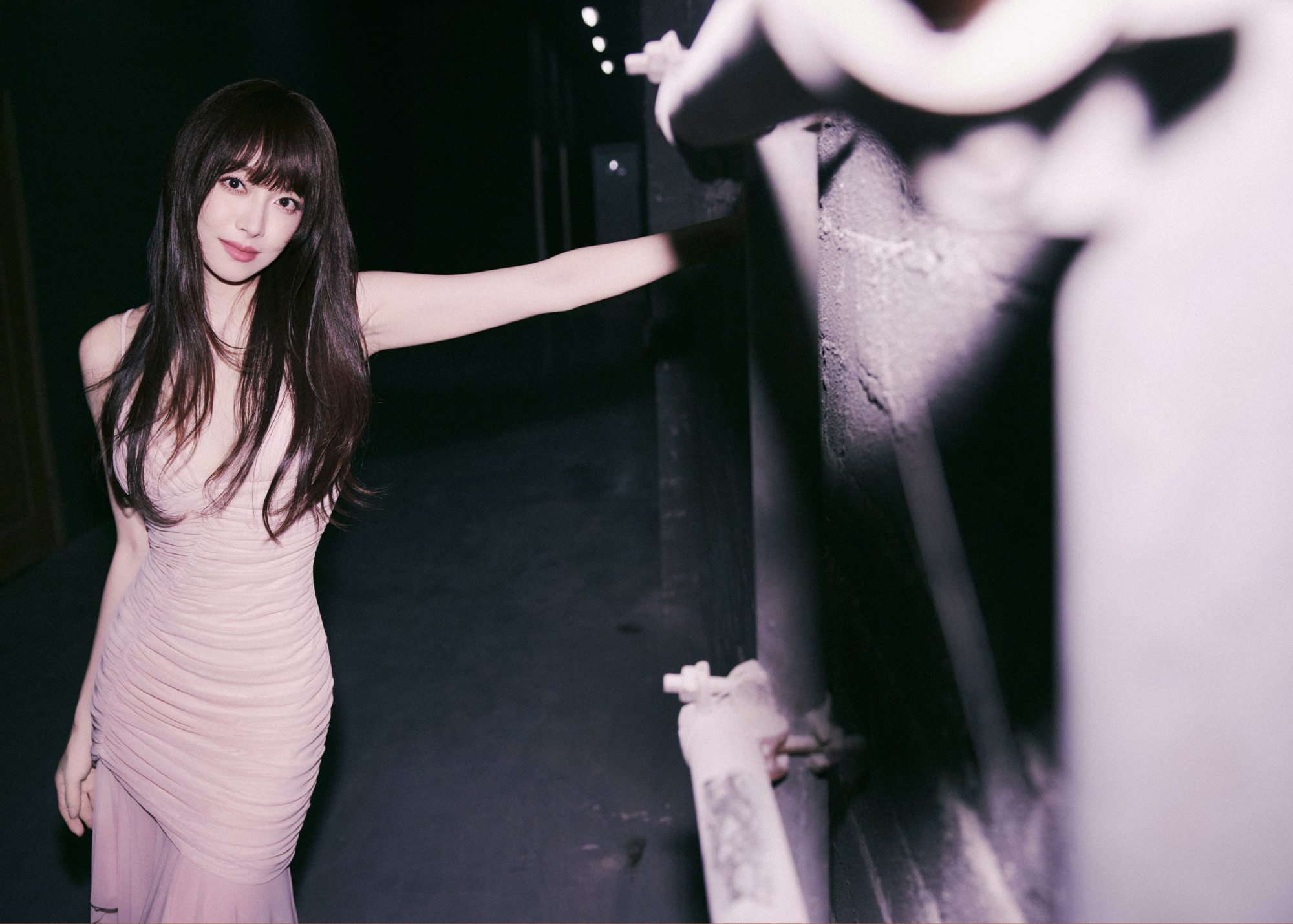 宋茜粉红抹胸连衣裙