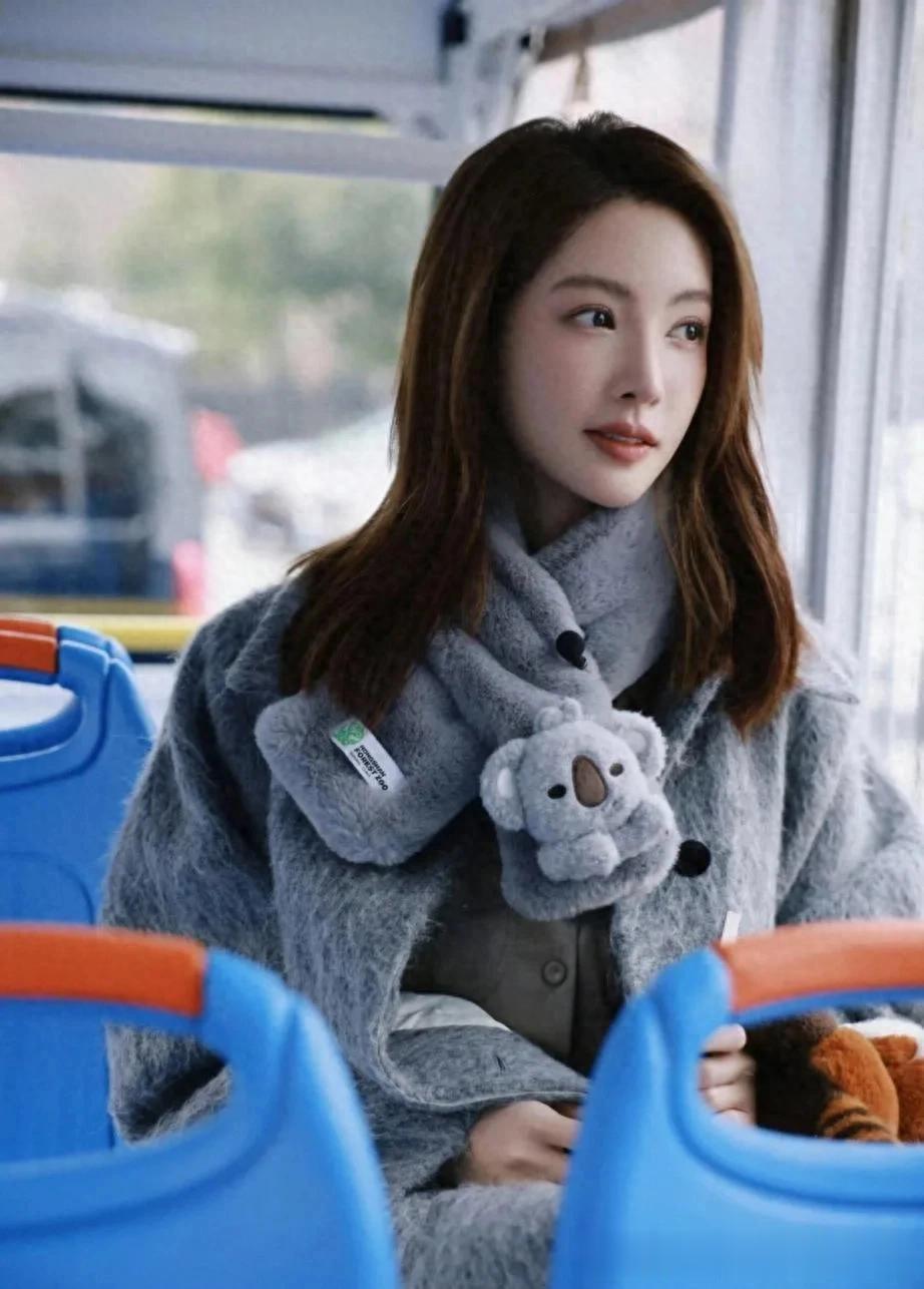 35岁金晨增肥后更惊艳,穿灰色大衣坐公交像少女,美得像换了个人
