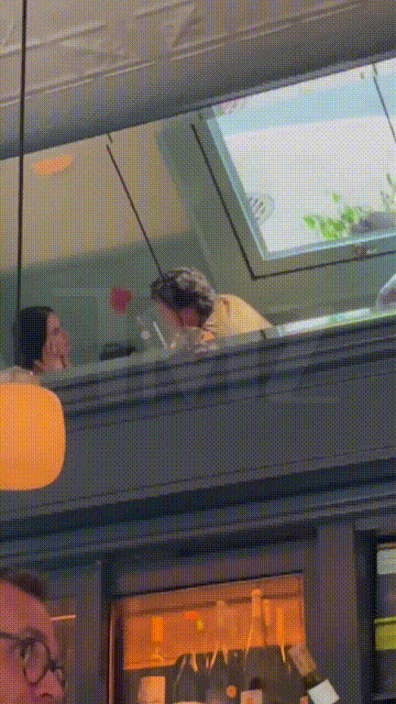 水果姐和特鲁多在游艇上约会,两人在船上接吻了,他俩在热恋中