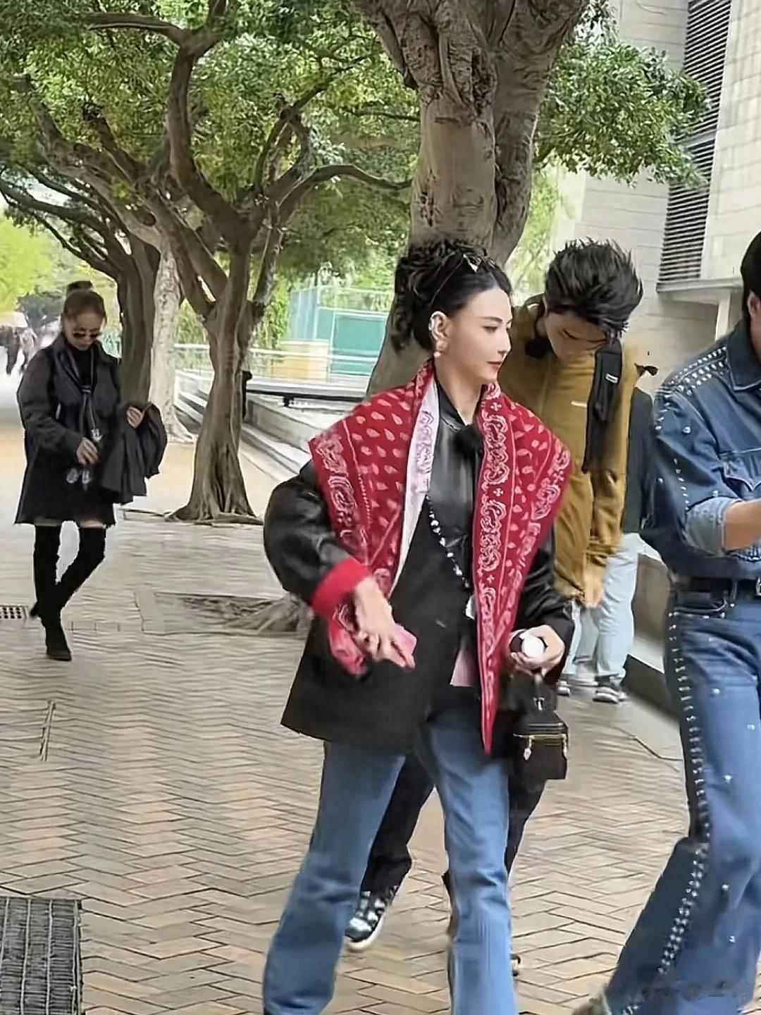 街头偶遇张柏芝,红纹披肩搭黑外套,牛仔裤配厚底鞋