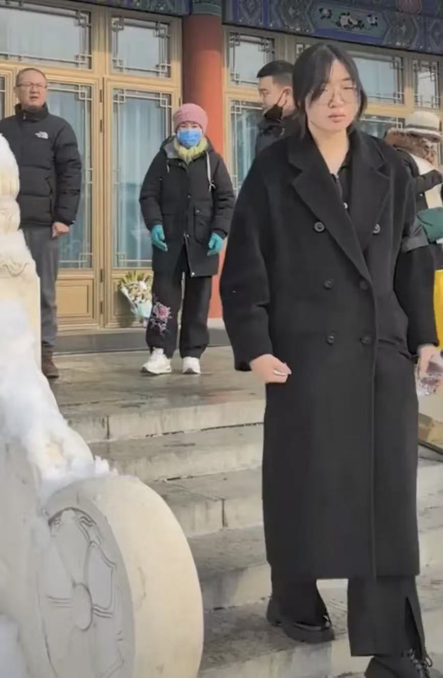 兰莉娅现身聂卫平追悼会！姐夫率女婿送花圈，女儿鞠躬致谢所有人