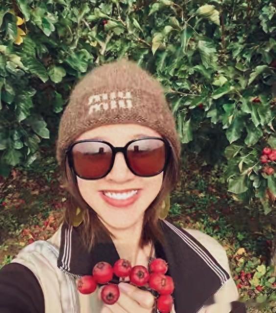 唐艺昕化身田园女神！徒手摘山楂收获颇丰，笑容比果子还甜！