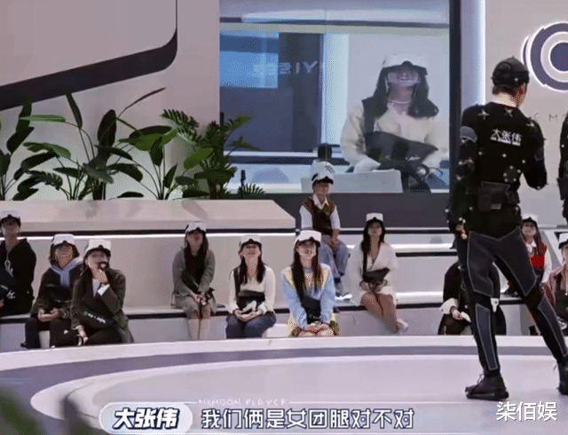 大张伟带经纪人妻子看呼兰脱口秀,女团腿抢镜,42岁仍是发量王者