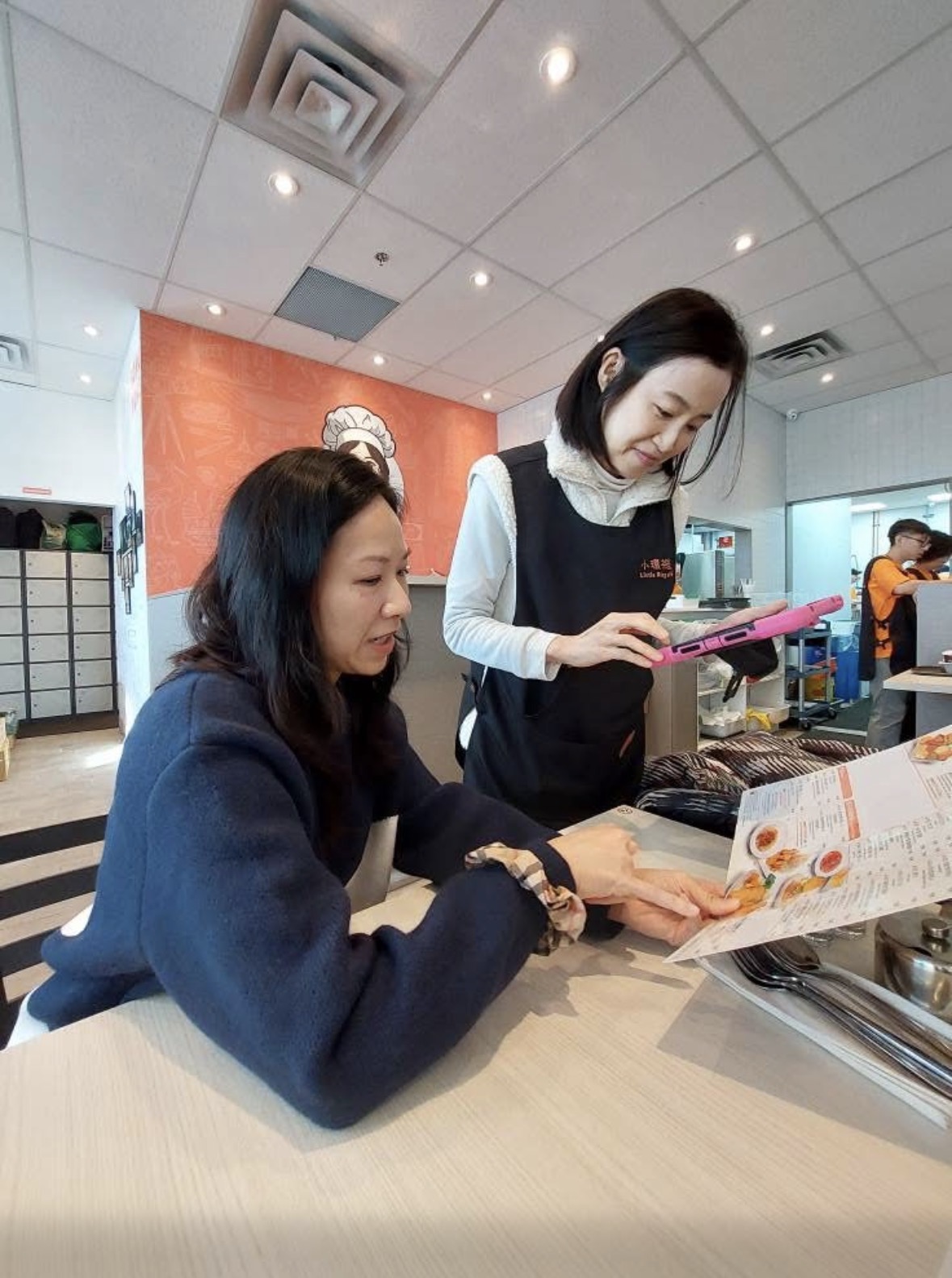 谭小环移民加拿大近况曝光，开茶餐厅亲力亲为，每日素颜面容消瘦