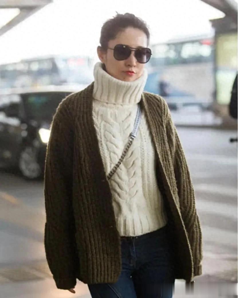 刘敏涛不愧是穿搭高手!高领毛衣叠穿针织开衫,配喇叭裤好时髦!