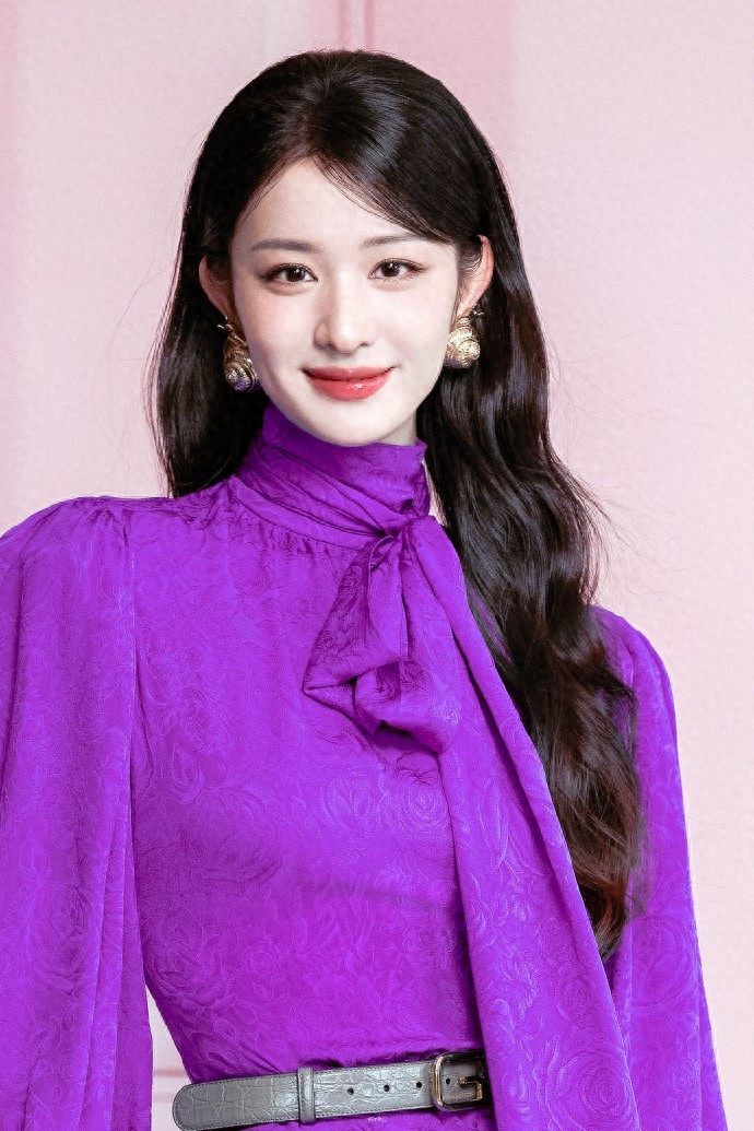 明艳大气的王楚然来咯