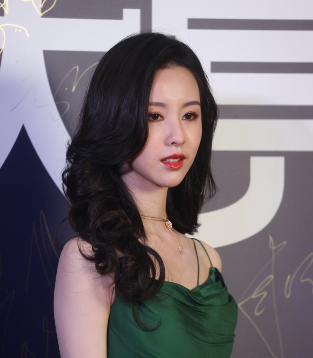 全程苦瓜脸,说话张不开嘴,老戏骨温峥嵘也带不动这个拖油瓶!