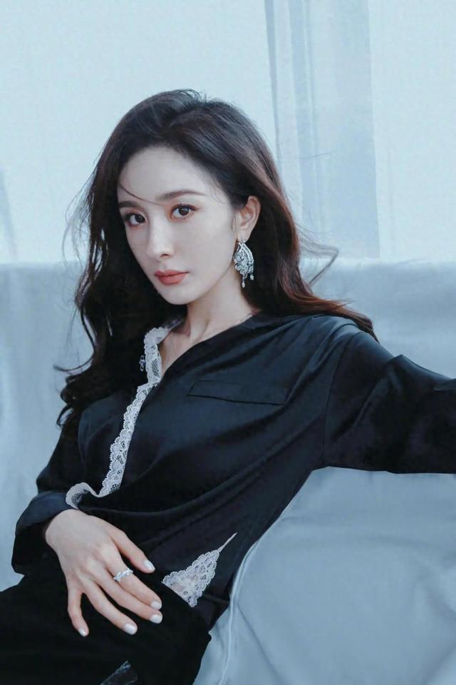 杨幂，散发耀眼光芒