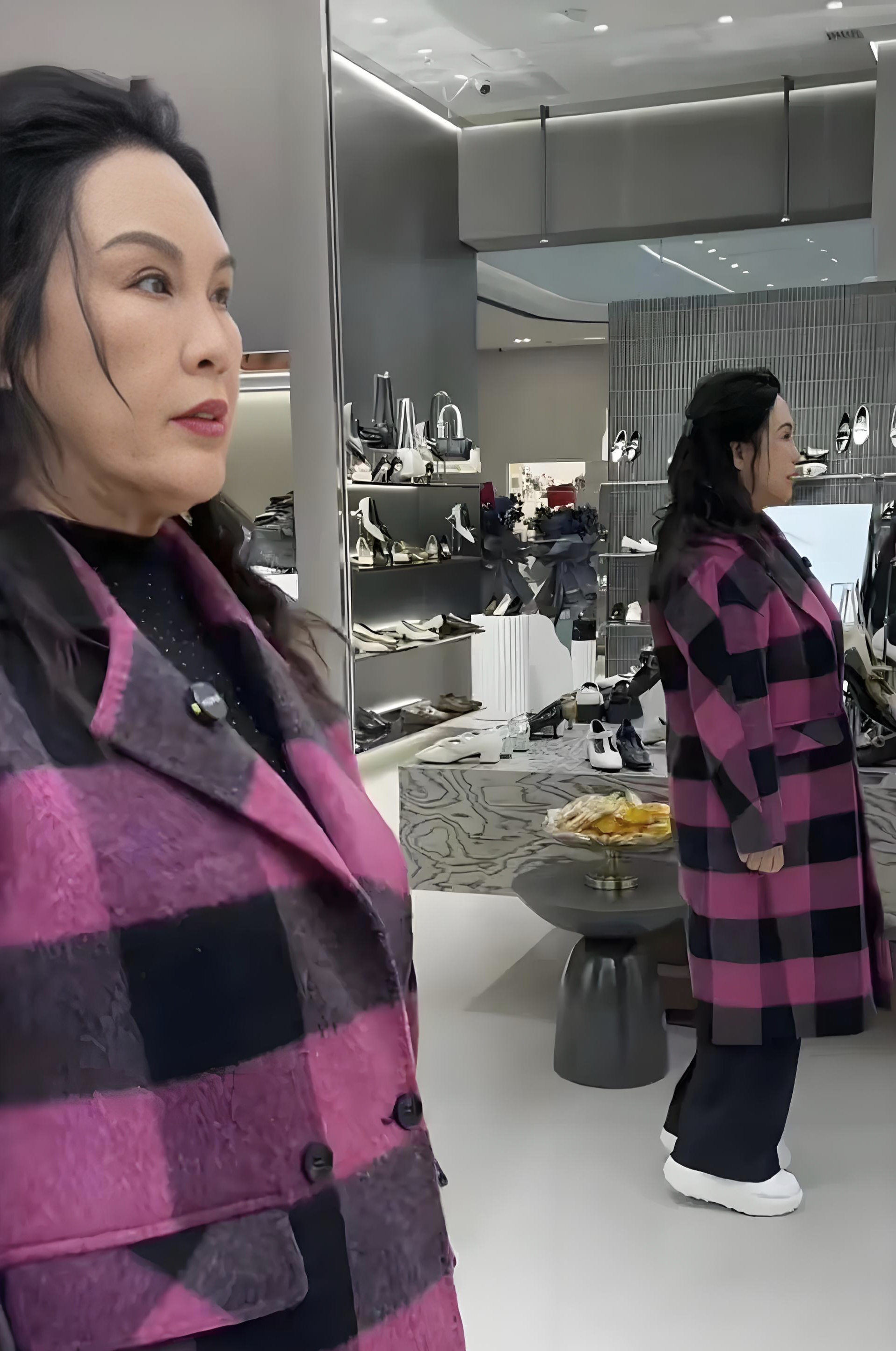 潘阳带妈妈年前买衣服,两人大包小包拎着,母女同框像姐妹超温馨