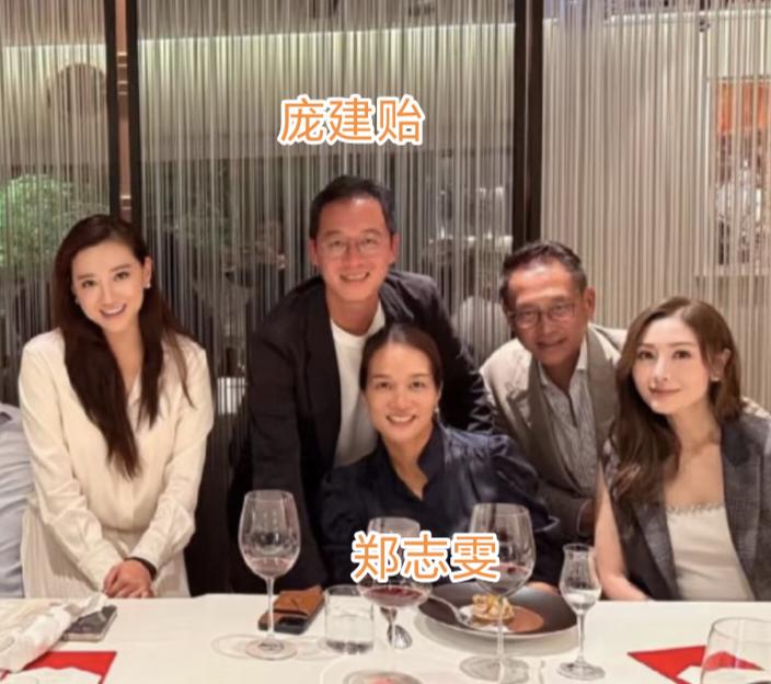 李嘉欣夫妇赴宴，跟三大富豪夫妻同桌只能坐边角，许晋亨像小老头