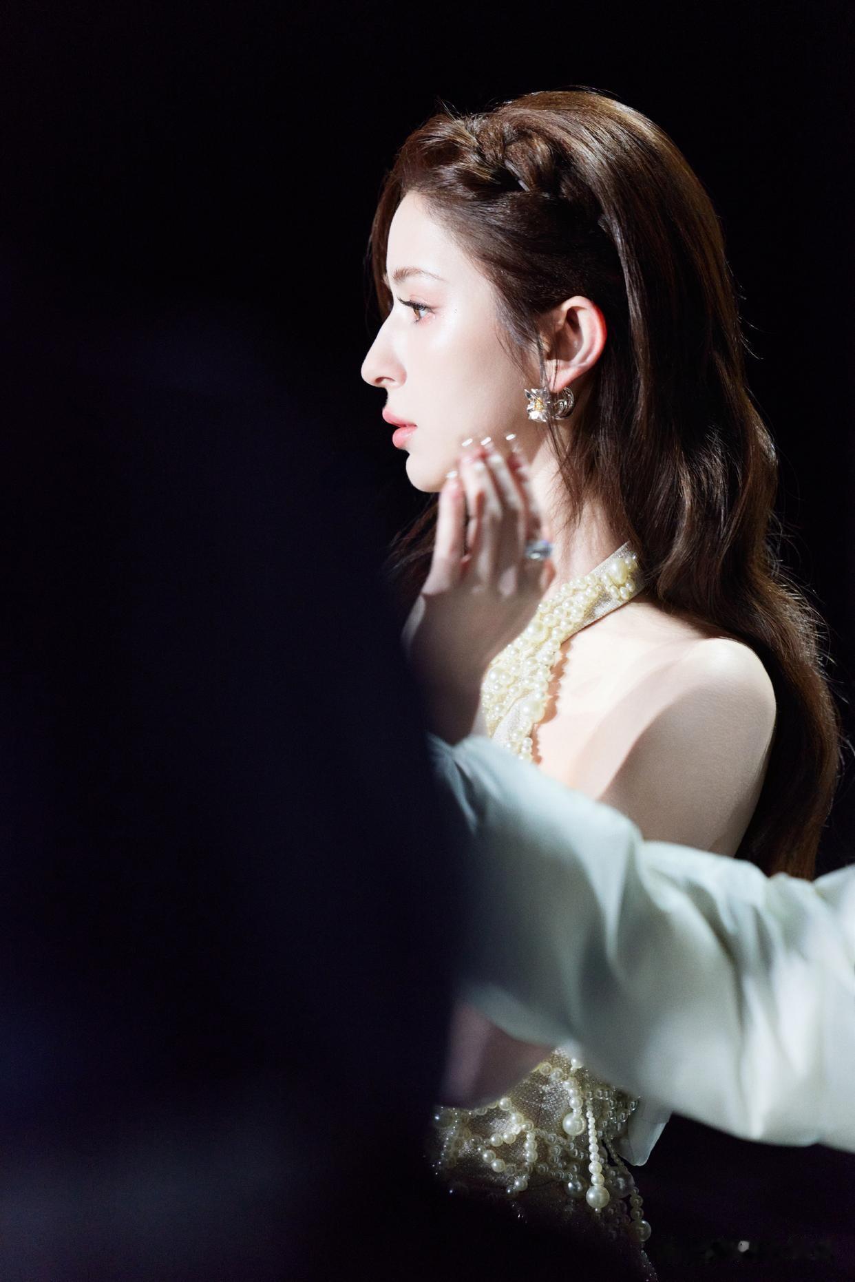 哈妮克孜，短裙大长腿，活力十足。