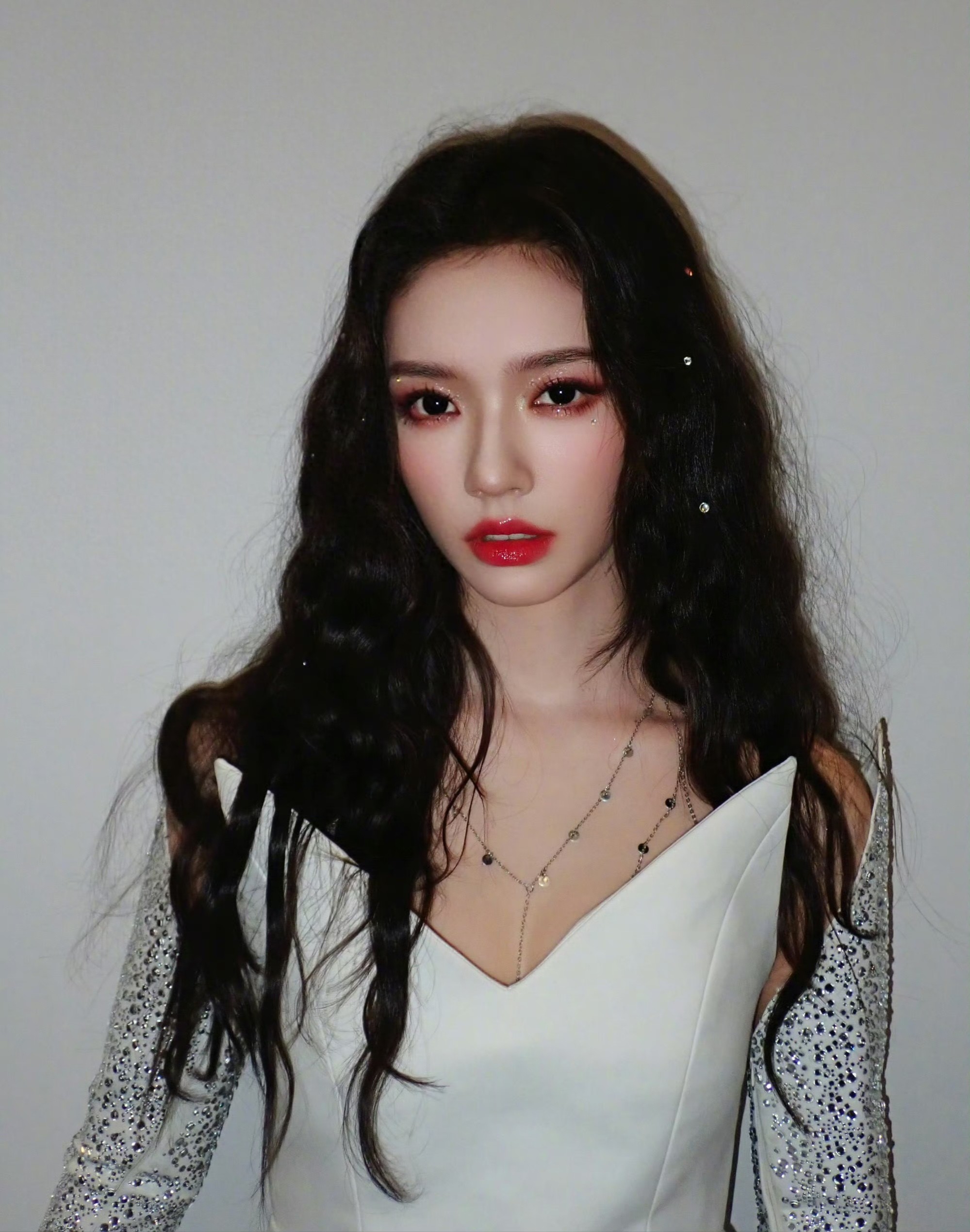 林允爸爸妈妈喝喜酒被偶遇,看起来很朴实,带着一个可爱的小女孩