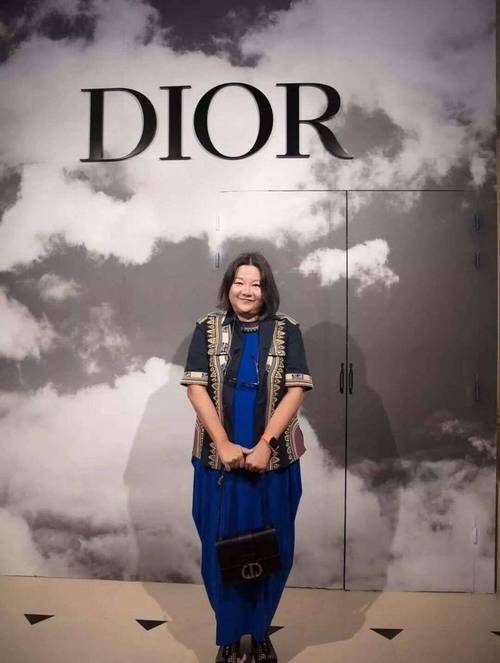 64岁洪晃在北京参加迪奥活动,穿搭一言难尽,像农村慈祥老太太