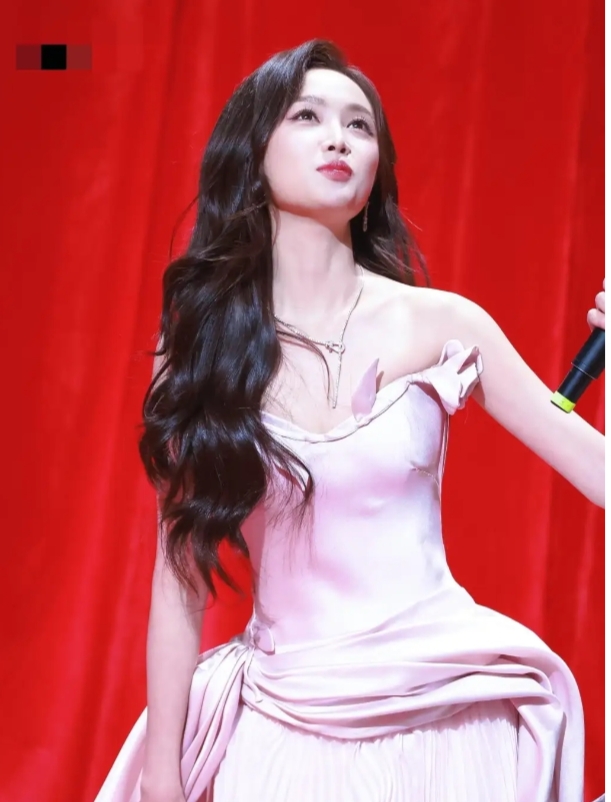 吴宣仪一袭粉裙亮相国剧盛典红毯演绎浪漫氛围感