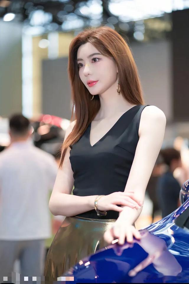 车展背头女王,最美礼仪小姐杜芊逸,邪魅一笑迷倒众人
