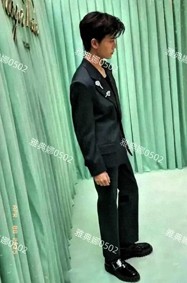 任嘉伦身高水分好大目测没有1米78身材比例也很虐，没有电视上帅