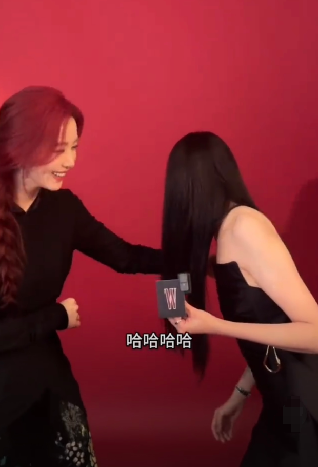 刘诗诗和关晓彤同框,跳舞保持身材和“饿瘦”的身材差距一目了然
