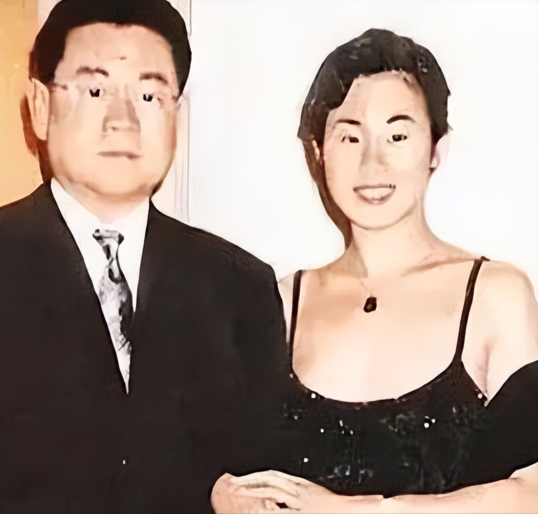 她相貌平平，却拿捏两位千亿富豪，为老头连生两子，现是豪门董事